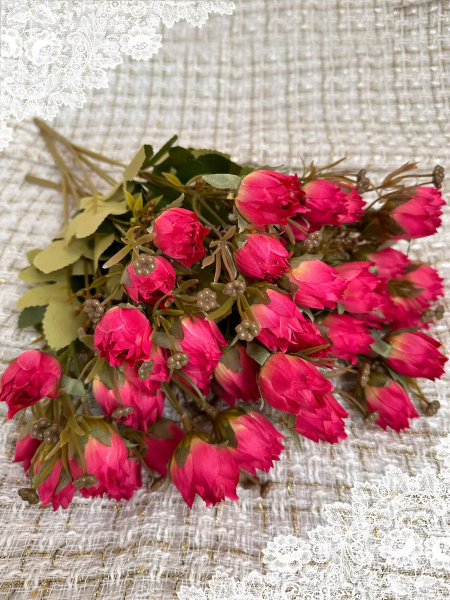 Маленький букет искусственных роз