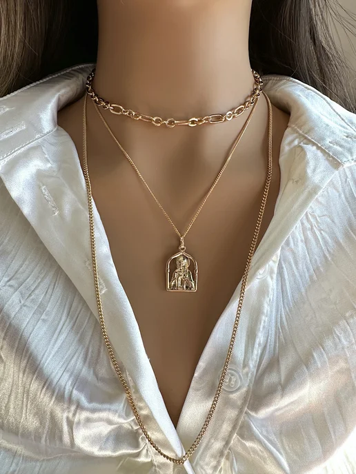 XUPING JEWELRY Колье-чокер с тройной цепочкой и подвеской-иконкой, желтый